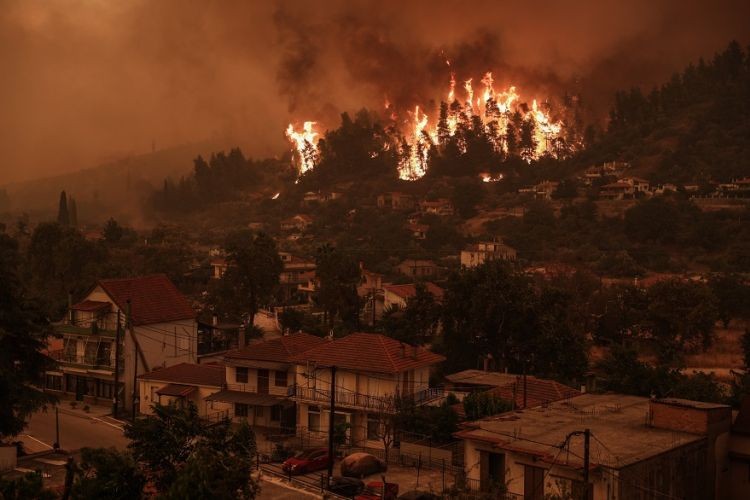 ΦΩΤΙΑ - ΕΥΒΟΙΑ: Μεγάλη αναζωπύρωση στο Ασμήνιο, εκκενώνεται το χωριό - Μάχη για να μη φτάσει στην Ιστιαία