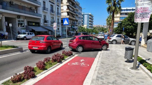 ΧΑΛΚΙΔΑ: Θαυμάσιο παρκάρισμα πάνω σε ποδηλατόδρομο, διάβαση πεζών και πεζοδρόμιο