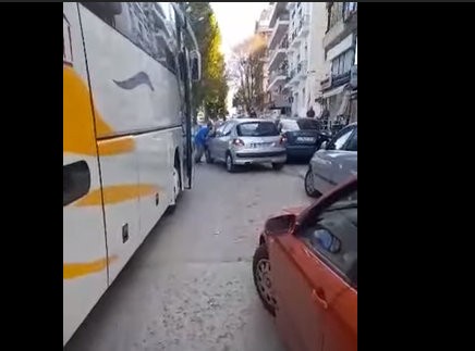 ΧΑΛΚΙΔΑ: Αυτοκίνητο πάρκαρε παράνομα και προκάλεσε κυκλοφοριακό έμφραγμα (VIDEO)