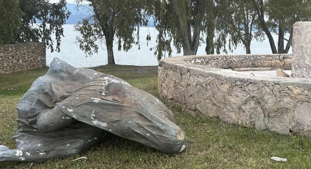ΕΡΕΤΡΙΑ: Γκρέμισαν το άγαλμα μπροστά στον Θέαλο