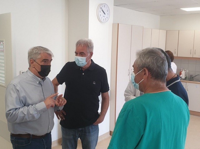 Παρών και ο Σίμος Κεδίκογλου στους εμβολιασμούς από κινητή μονάδα στη Βόρειο Εύβοια