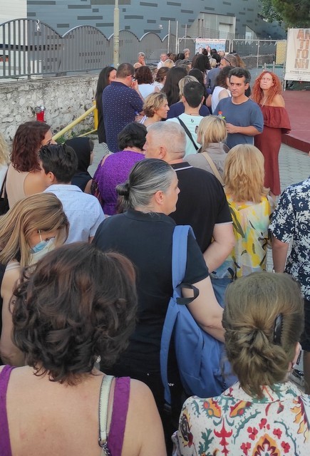 ΧΑΛΚΙΔΑ: Τεράστια ουρά για την Αντιγόνη με Έλλη Τρίγγου και Βασίλη Μπισμπίκη