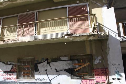 Μπαλκόνι απειλεί τους πεζούς