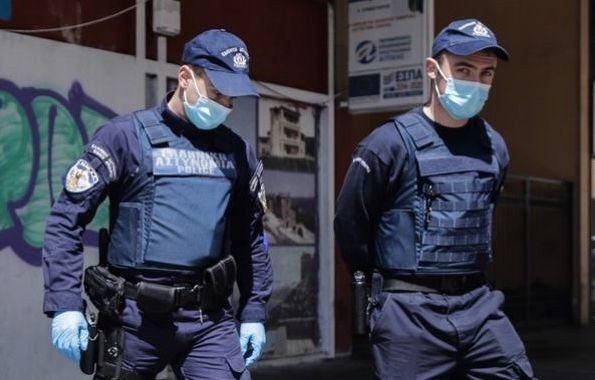 Αστυνομικοί έσωσαν νήπιο που παραλίγο να πνιγεί με καπάκι από αναψυκτικό