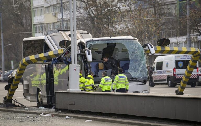 Ετσι έγινε η θανατηφόρα σύγκρουση του λεωφορείου στο Βουκουρέστι (video)