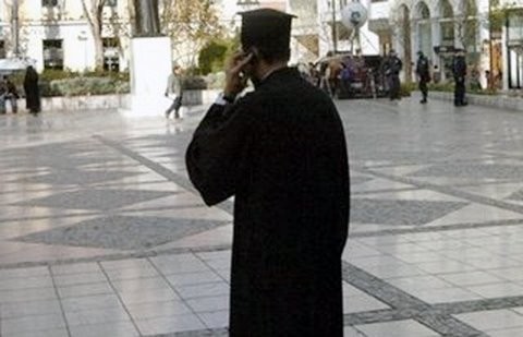 Παπάς έφαγε ξύλο από τον πεθερό του!