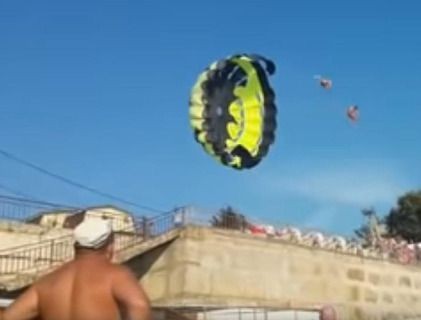 Ζευγάρι έπαθε ηλεκτροπληξία όταν το αλεξίπτωτό του έπεσε σε καλώδια ρεύματος (VIDEO)
