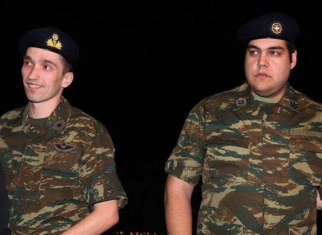 Επέστρεψαν τα ξημερώματα οι δύο Ελληνες στρατιωτικοί που ήταν φυλακισμένοι στην Τουρκία (VIDEO)