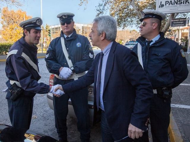 Δώρα σε τροχονόμους από τον Δημήτρη Αναγνωστάκη