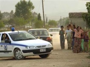 Δύο τσιγγάνες και ένας τσιγγάνος προξένησαν ζημιές σε περιπολικό