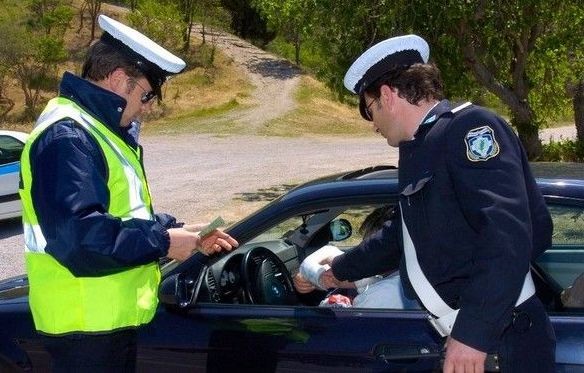 Χειροπέδες σε οδηγούς σε Χαλκίδα, Αρτάκη και Φωκίδα