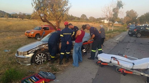 Σφοδρή μετωπική σύγκρουση στην Ερέτρια - Στο Νοσοκομείο Χαλκίδας 55χρονη (φωτό)
