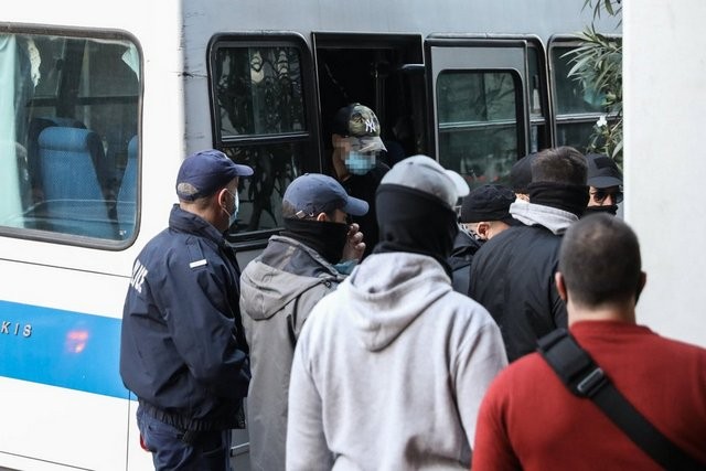 Στον ανακριτή με χειροπέδες οι επτά αστυνομικοί - Έγιναν δεκτοί με χειροκροτήματα