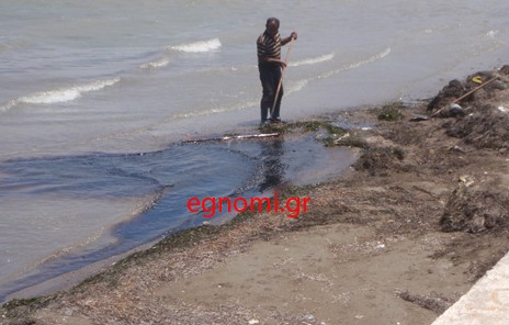 ΠEPIBAΛΛONTIKO EΓKΛHMA: Διαρροή πετρελαίου στη θάλασσα