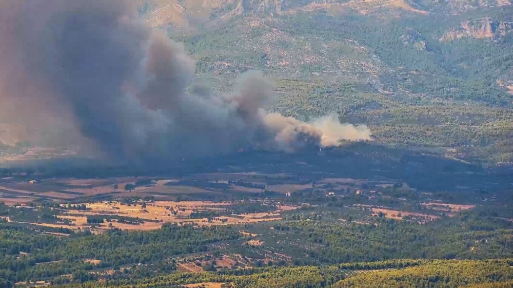 Μαίνεται η φωτιά στη Μακρυκάπα - Αγώνας για να μην ξεφύγει προς Πισσώνα