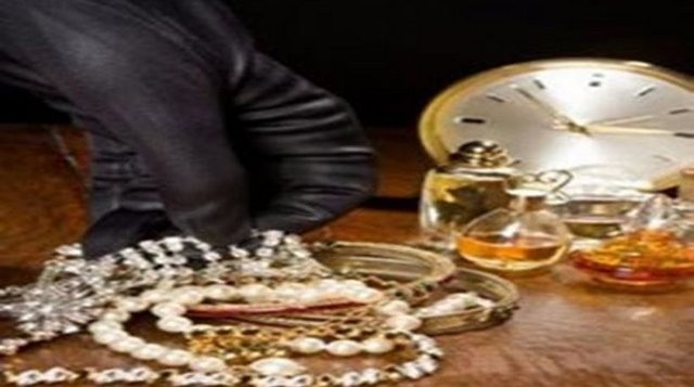 ΕΛΑΤΕΙΑ: Ο κλέφτης μπήκε από ξεκλείδωτη πόρτα και άρπαξε λεφτά και χρυσά κοσμήματα
