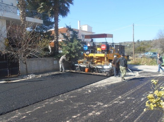 Έπεσε άσφαλτος σε δρόμους στο Οντάθι Δροσιάς
