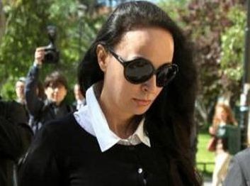 Ζητά κατ' οίκον περιορισμό