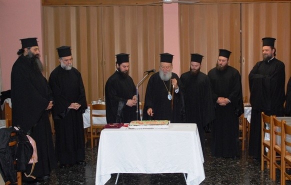 Ο Μητροπολίτης ευλόγησε την πίτα στο ραδιοφωνικό σταθμό της Μητρόπολης