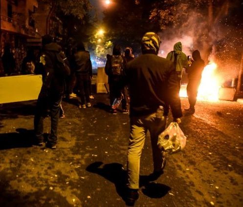 ΕΞΑΡΧΕΙΑ: Βομβαρδισμένο τοπίο μετά τις μάχες των κουκουλοφόρων με τα ΜΑΤ