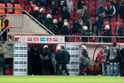 Τέσσερις αγωνιστικές κεκλεισμένων των θυρών και 150.000 ευρώ πρόστιμο στον Ολυμπιακό