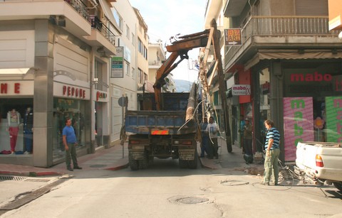 Ξήλωσαν όλες τις κολόνες της ΔΕΗ στην Αβάντων