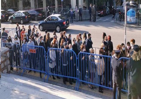 ΘΕΣΣΑΛΟΝΙΚΗ: Εικόνες συνωστισμού έξω από τον Αγιο Δημήτριο παρά τα μέτρα