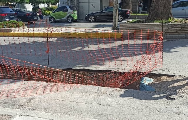 ΧΑΛΚΙΔΑ: Το χαντάκι με τα αρχαία παραμένει και απειλεί πεζούς και οδηγούς δικύκλων- Χάλασε η περίφραξη από την άλλη μεριά