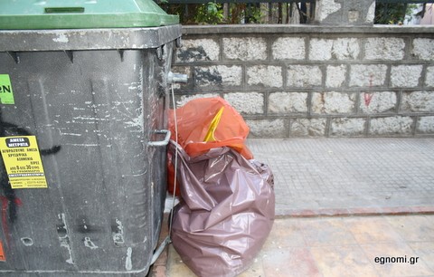 Χαλκίδα: Τα σκουπίδια έμειναν στους δρόμους