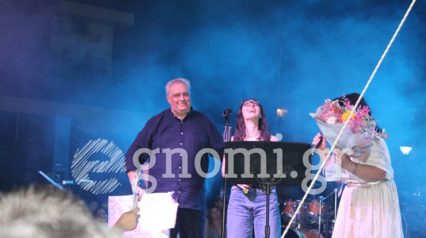 Πετούν γεράκια απ' τις φωλιές...