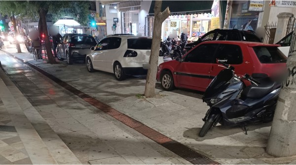 ΧΑΛΚΙΔΑ: Παράνομο παρκάρισμα στη Λεωφόρο Χαϊνά- Τα πεζοδρόμια έγιναν... πάρκινγκ