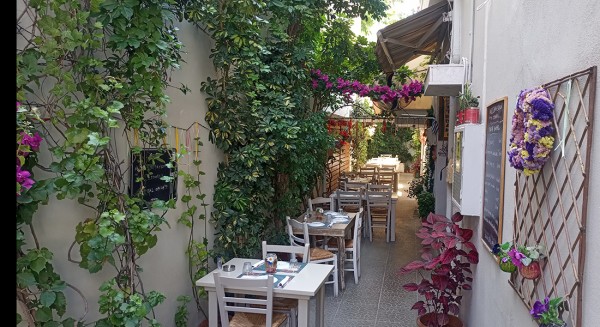ΧΑΛΚΙΔΑ: Το αγαπημένο Στενάκι πλημμυρίζει από πράσινο και γεύσεις!