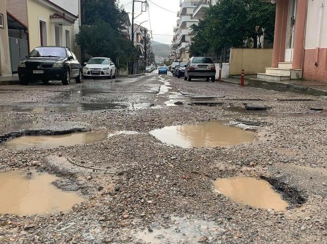 ΧΑΛΚΙΔΑ: Σεληνιακό τοπίο σε κεντρικό δρόμο της πόλης- Λακκούβες με νερό που θυμίζουν κρατήρες