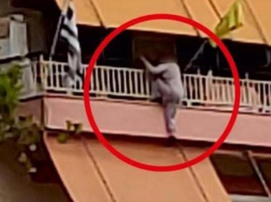 Γυναίκα κρεμάστηκε από τα κάγκελα μπαλκονιού (VIDEO)