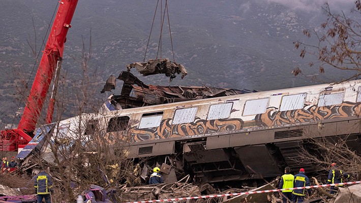 ΦΟΝΙΚΗ ΣΥΓΚΡΟΥΣΗ ΤΡΕΝΩΝ ΣΤΑ ΤΕΜΠΗ: Τριήμερο εθνικό πένθος με απόφαση Μητσοτάκη