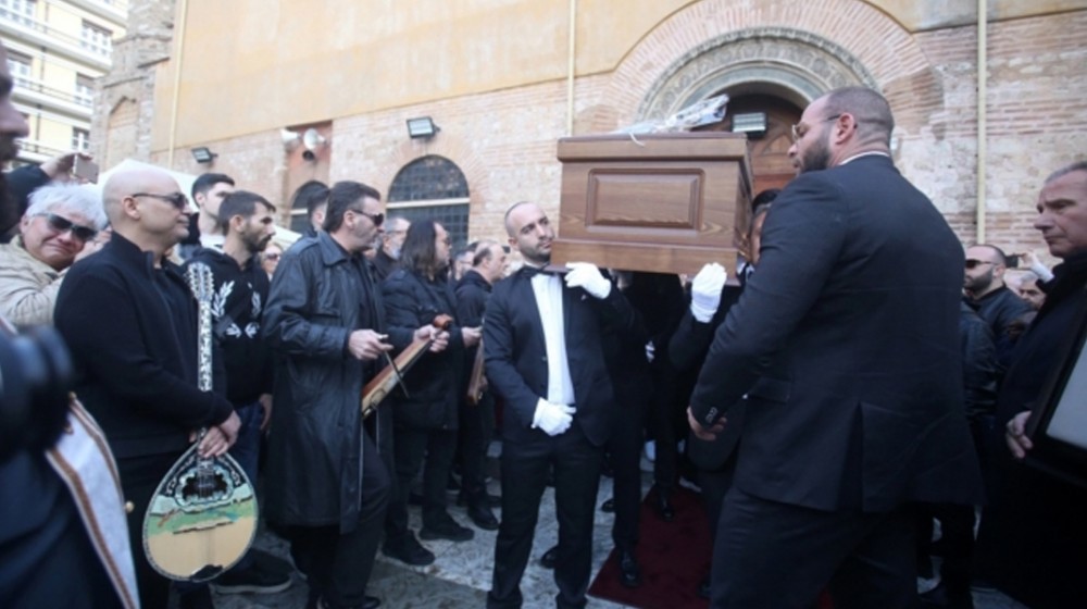 Βασίλης Καρράς: O συγκινητικός αποχαιρετισμός από την μπάντα του (VIDEO)
