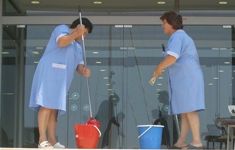 Εγκρίθηκαν τα κονδύλια για τις σχολικές καθαρίστριες πρωτοβάθμιας εκπαίδευσης του Δήμου Χαλκιδέων