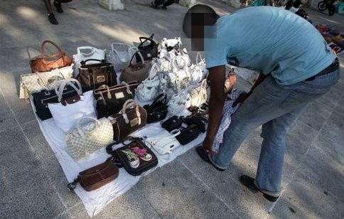 Συλλήψεις σε Αλιβέρι και Χαλκίδα για παραεμπόριο και επαιτεία