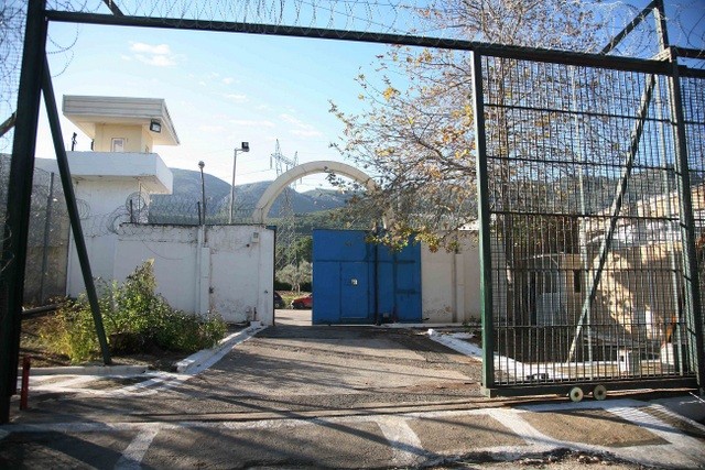 ΦΥΛΑΚΕΣ ΝΕΩΝ ΑΥΛΩΝΑ: Βρέθηκαν αυτοσχέδια σπαθιά, μαχαίρια και ναρκωτικά