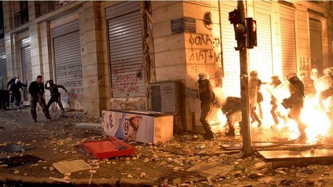 Κόλαση η Αθήνα από επεισόδια για το Μνημονιακό «ναι»
