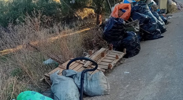 ΜΑΛΑΚΩΝΤΑΣ ΕΡΕΤΡΙΑΣ: Χωματερή δίπλα στα σπίτια