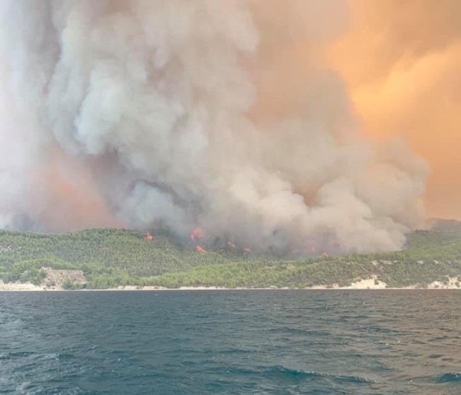 ΦΩΤΙΑ ΕΥΒΟΙΑ: Οι άνεμοι σπρώχνουν τις φλόγες προς Καντήλι και Κατούνια - Καίγεται το Σπαθάρι