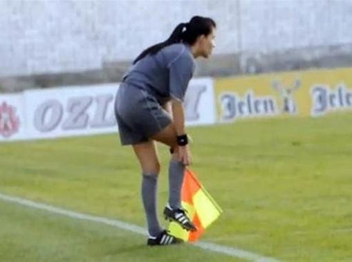 Πού μάτια για μπάλα με τέτοια επόπτη; (video)