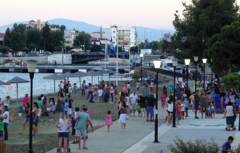 Έπαιξαν και γέλασαν με την ψυχή τους τα παιδιά στην πλαζ Αστέρια