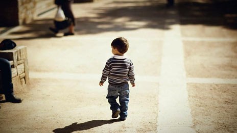 Παιδάκι 1,5 έτους περιπλανιόταν μόνο του στο δρόμο, μέσα στο κρύο (VIDEO)