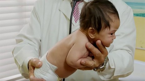 Παιδίατρος δείχνει κόλπο για να σταματήσει ένα μωρό να κλαίει