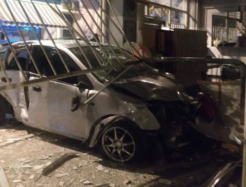 ΙΧ παρασύρει αυτοκίνητα και καρφώνεται σε καθαριστήριο - Αποκαλυπτικό βίντεο