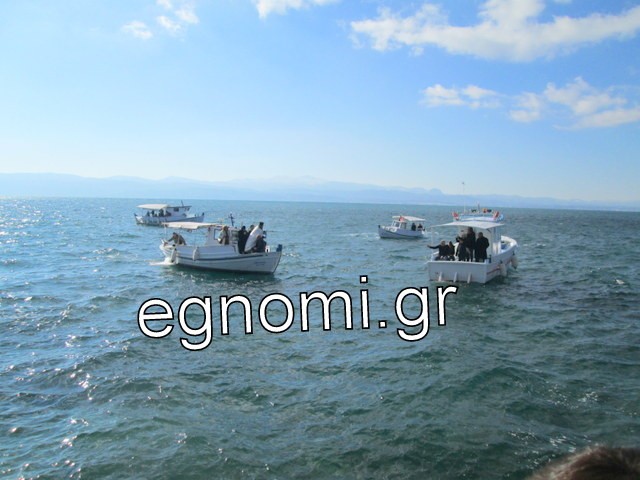 ΑΜΑΡΥΝΘΟΣ ΘΕΟΦΑΝΕΙΑ: Πέντε ατρόμητοι κολυμβητές έπεσαν για το Σταυρό