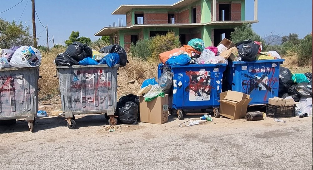 ΠΑΡΑΛΙΑ ΑΥΛΙΔΑΣ: Τέταρτη μέρα χωρίς απορριμματοφόρο και τα σκουπίδια δίπλα στο κύμα