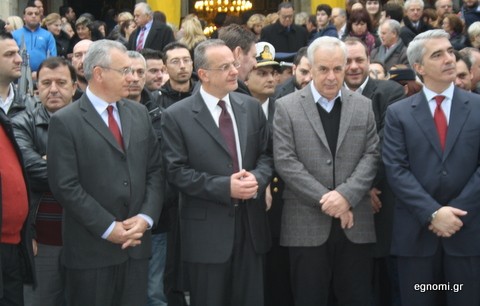 Ο μοναδικός επίσημος που δεν φορούσε γραβάτα